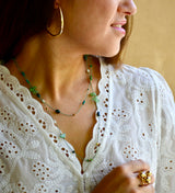 COLLAR DE CORDÓN Y PIEDRAS VERDES