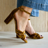 SANDALIA VELVET OCRE LAUREN