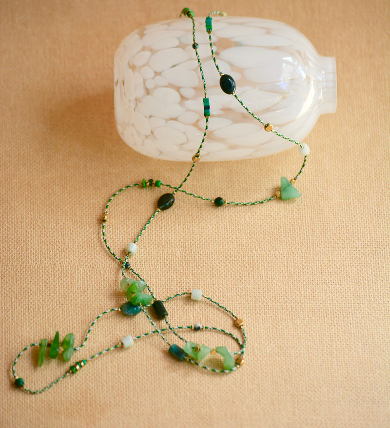 COLLAR DE CORDÓN Y PIEDRAS VERDES