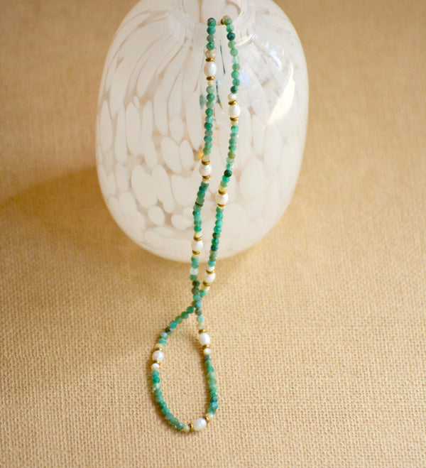 COLLAR GARGANTILLA PIEDRAS VERDES Y PERLAS